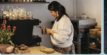Barista aan de koffiemachine